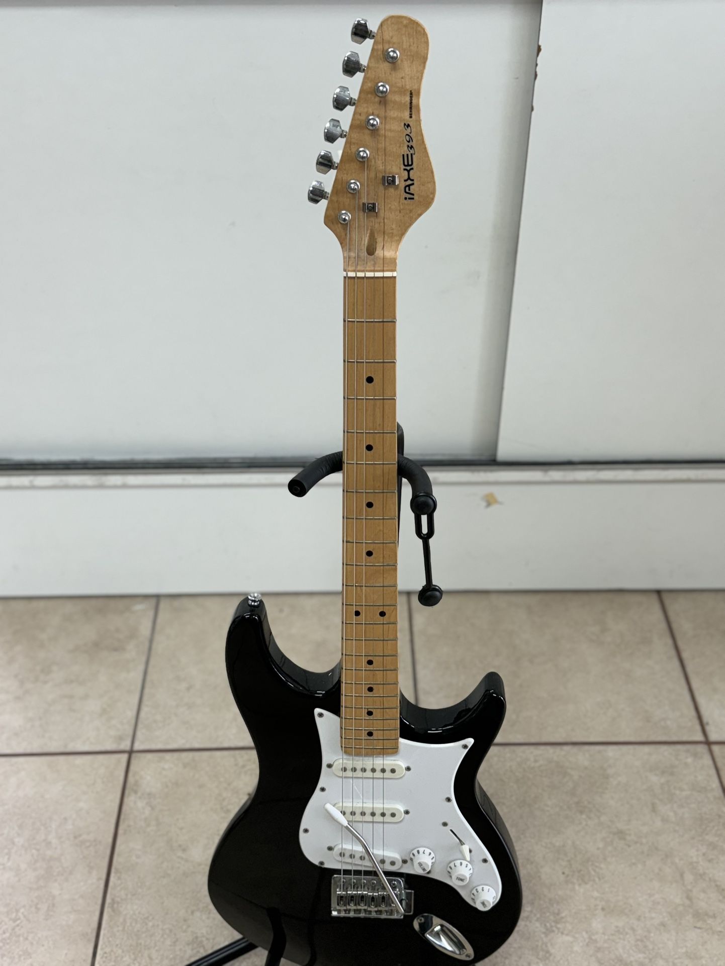 BEHRINGER IAXE393 ELECTRIC GUITAR (DH) for Sale in Houston, TX