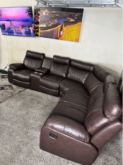 * Like New * Living Spaces 6pc Reclining sectional ( Free Delivery )