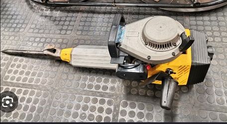 Wacker gas powered 2 stroke jack hammer with pointed tip
