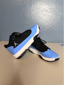 Jordan Max Aura 2. Size 7 women or youth black and University Blue. Like new.
