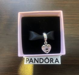 New Pandora orginal charm  FRIENDS on one side and FOREVER on the other side / with the infinity ♾️ symbol.  I will include a box . Located in Ahwatuk