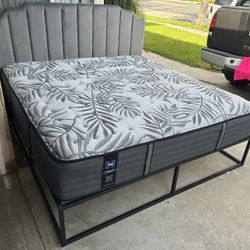 PLATAFORMA DE METAL ALTA NUEVA KING SIZE CON CABECERA DE TELA GRIS CON COLCHÓN SEALY NO NECESITA BOX SPRING