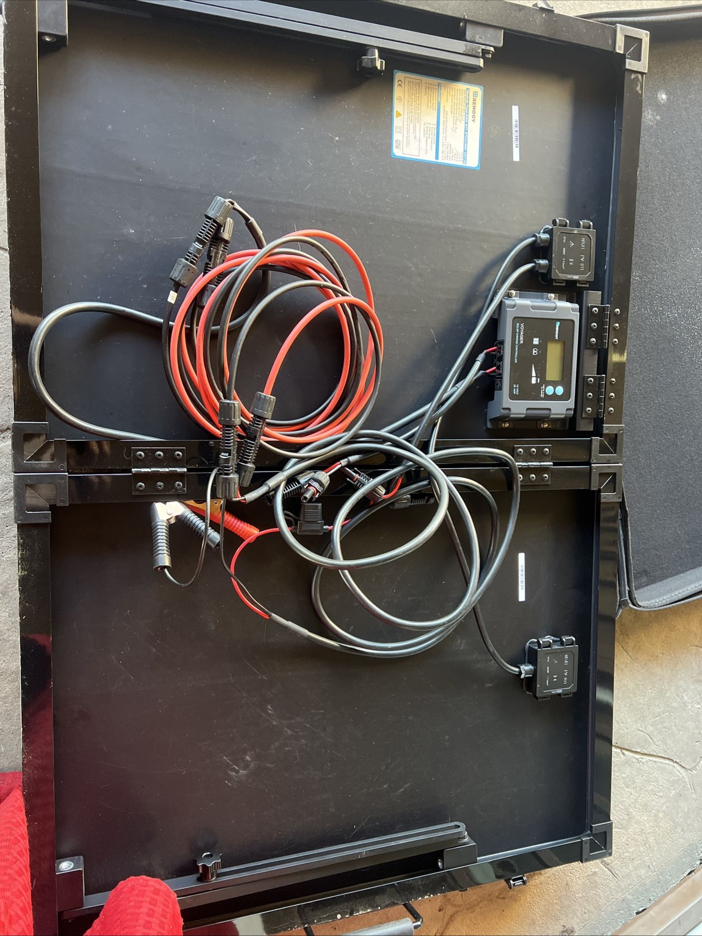 Renogy 200Watt 12Volt Mono Solar Suitcase W/ 20A Voyager for RV Camping