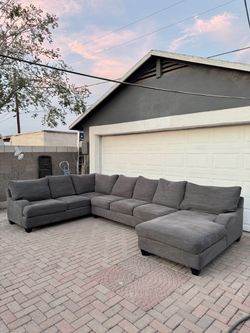 HUGE LIVING SPACES SECTIONAL ***FREE DELIVERY ***