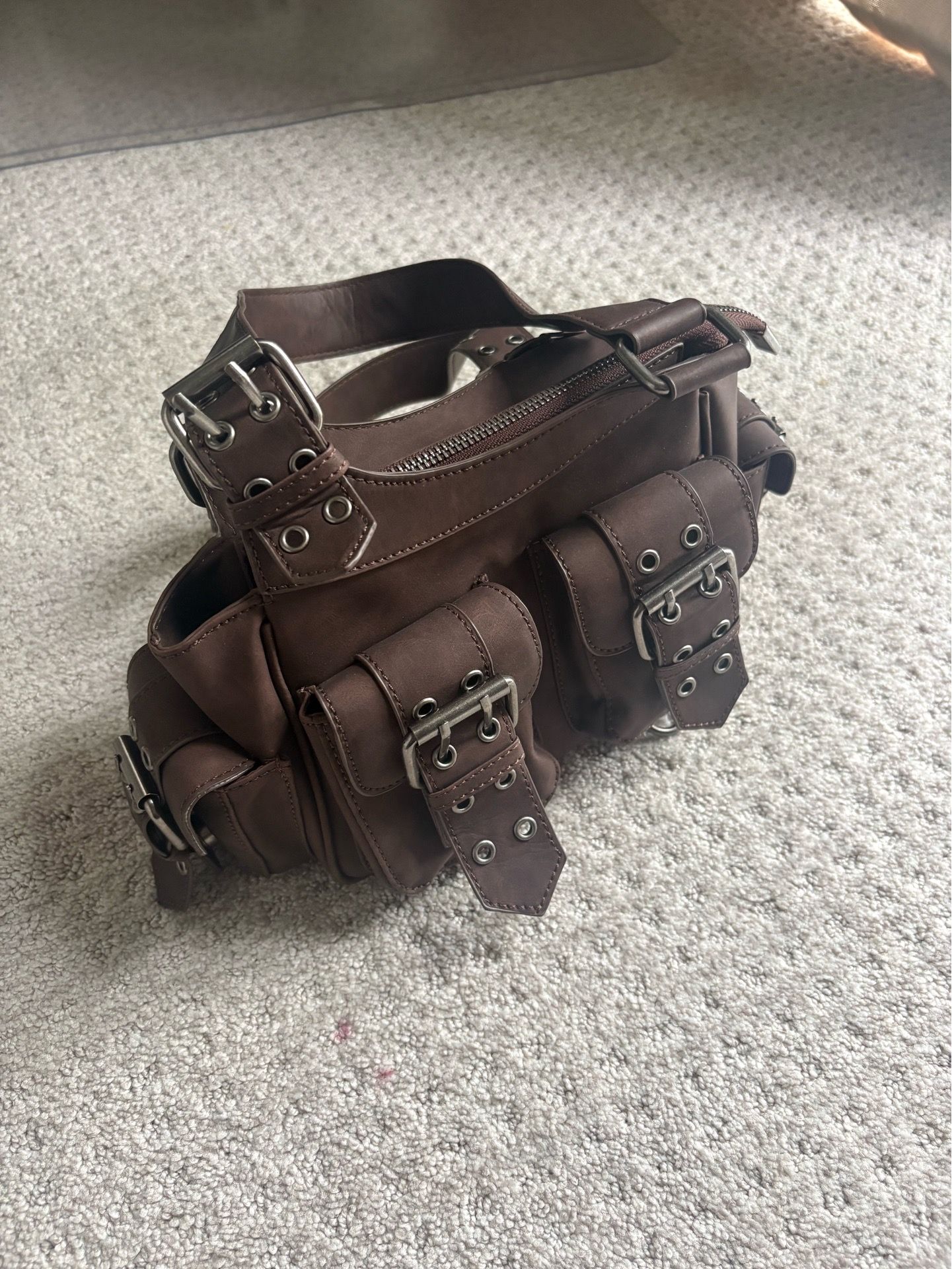 MOTO MUSE BUCKLE HANDBAG - BROWN