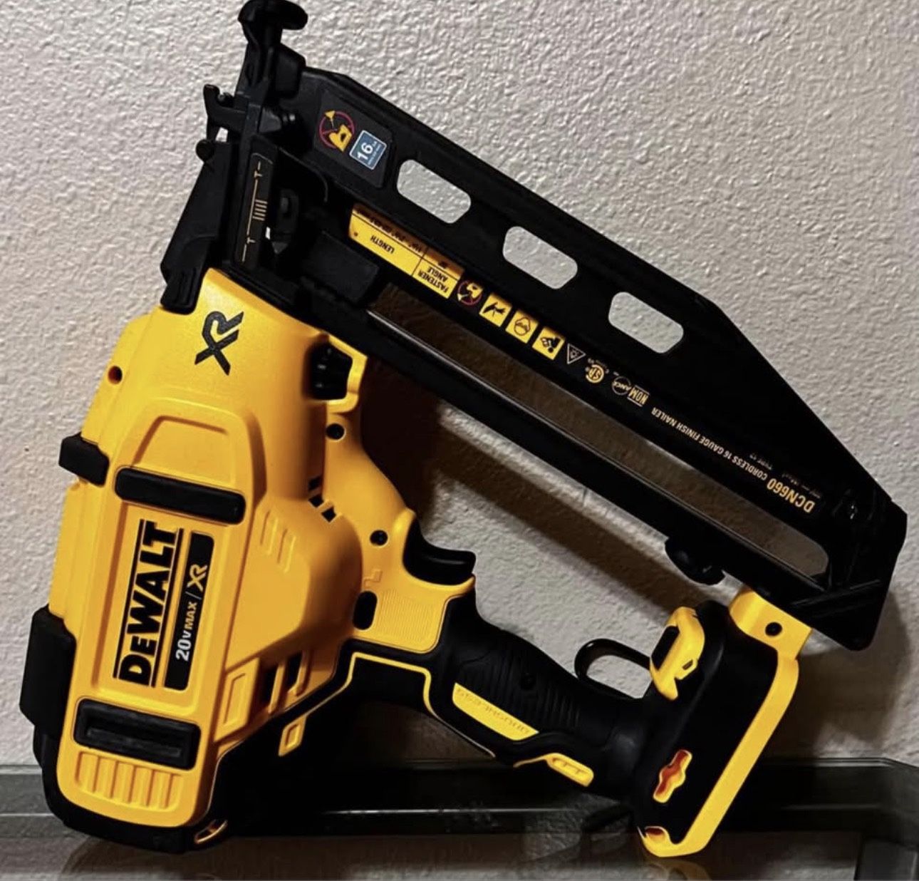 New Dewalt 20/Volt MAX XR Cordless 16 Gauge Angled Finish Nailer (Tool Only