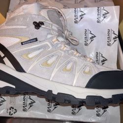 Women’s Hiking Boots-(Sz10) 