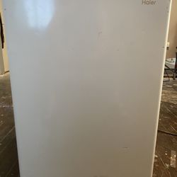 Hailer Mini Fridge
