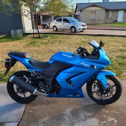 2012 Ninja 250 I Think One Owner Only 6924.5 Miles. Needs Battery, Registration, Key, New Gas