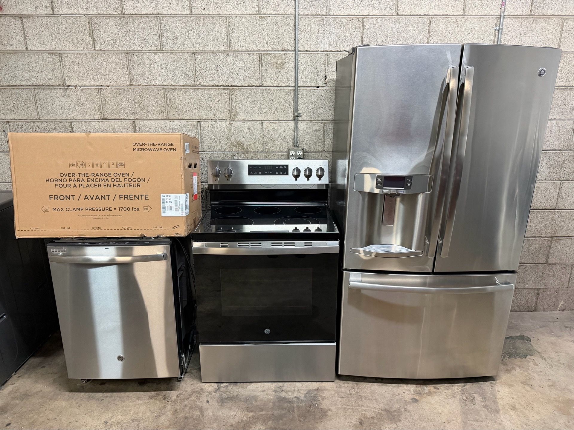 BEAUTIFUL GE STAINLESS STEEL KITCHEN APPLIANCE SET LIKE NEW