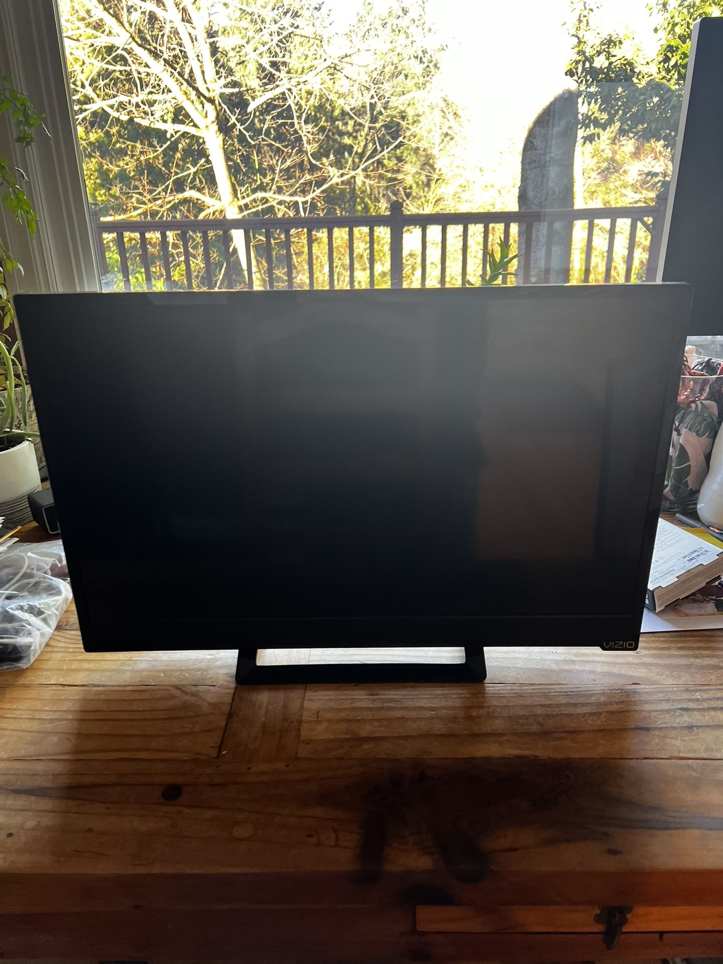 Vizio E241i-B1 24” Smart HDTV TV/Monitor LED 1080p with Remote