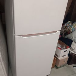 Insignia 18 ft White Fridge Must Pick Up La Palma $125