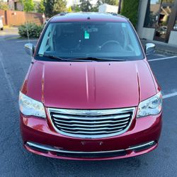 2011 Chrysler Town And Country Limited 