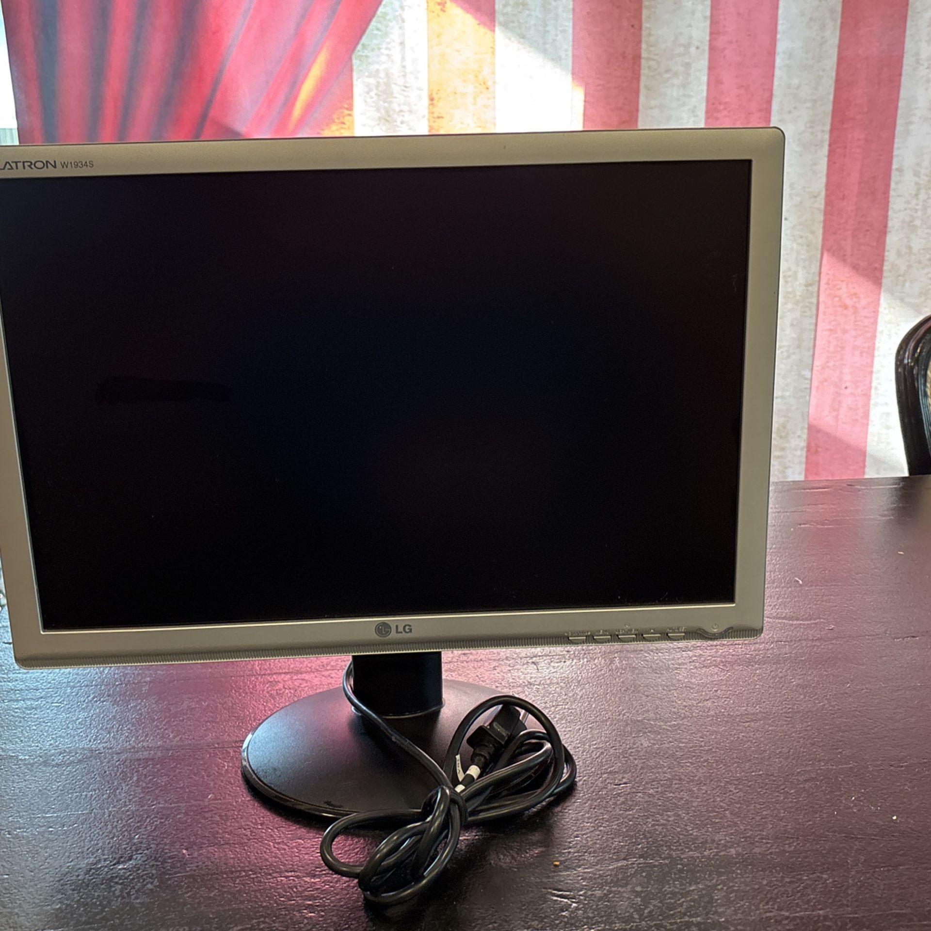 LG Flatron W1934S Monitor with Cord