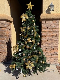 Christmas 🎄tree 6.5 tall,with extra lights, 60 decorations, sell as is, lights not working , West