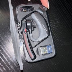 Plantronics Poly Voyager 5200 UC Wireless Headset + Charging Case