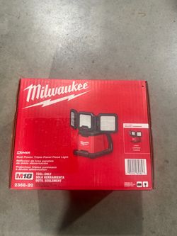Milwuakee m18 dual power triple panel flood light (tool only)