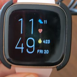 Fitbit Versa 2 smart Watch Cooper Rose Pre-owned, in good working and 
cosmetic shape. Comes with charging cable. You can use any generic charger.
Fun