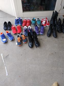 Shoe for sale 10.00 a pair name brands. Vans. Fila reebok. Puma adidas