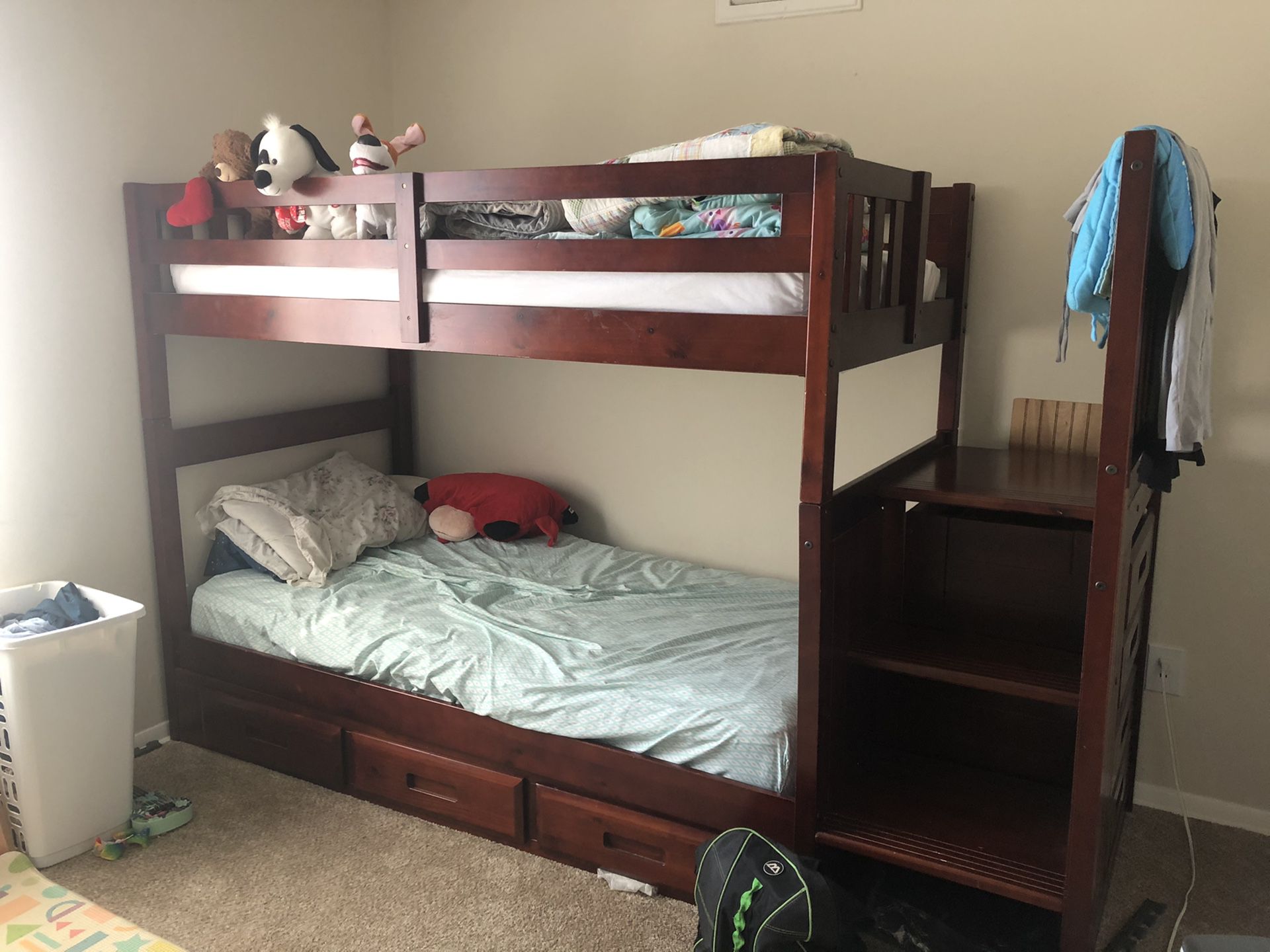 Twin bunk bed