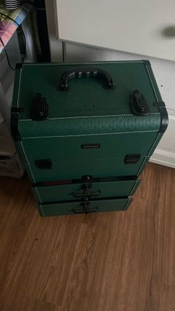 Byootique cosmetology rolling makeup case