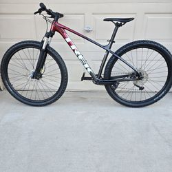 TREK MARLIN 6 MOUNTAIN BIKE, 29ER, 1X10 (M/L FRAME)