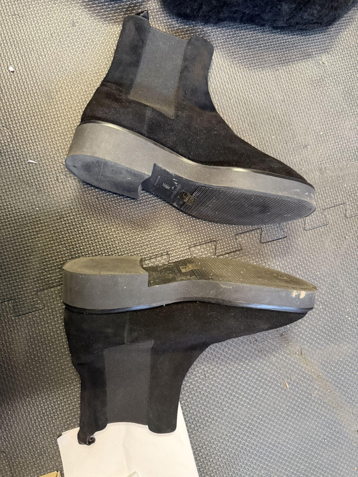 Stuart Weitzman Henley suede Chelsea boot in black Size 6.5