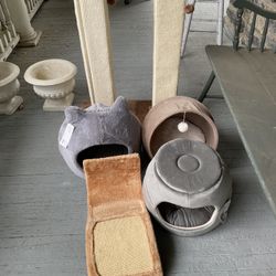 Cat Acutrements.    Scratching Posts And Beds 