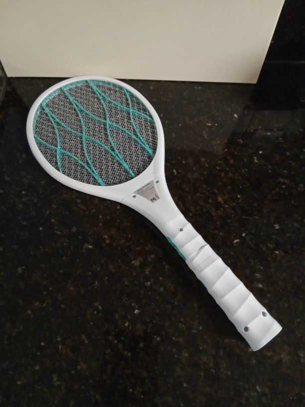 Electric Fly Swatter / Bug Zapper with Flashlight 