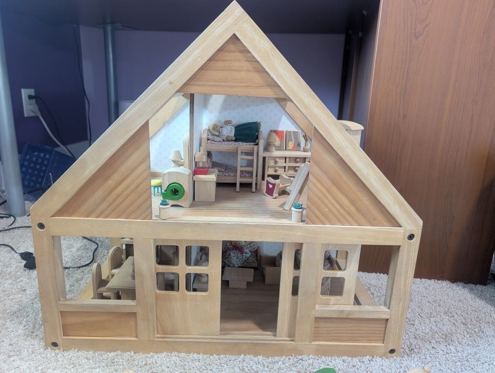 🏡 Classic Wooden Doll House 