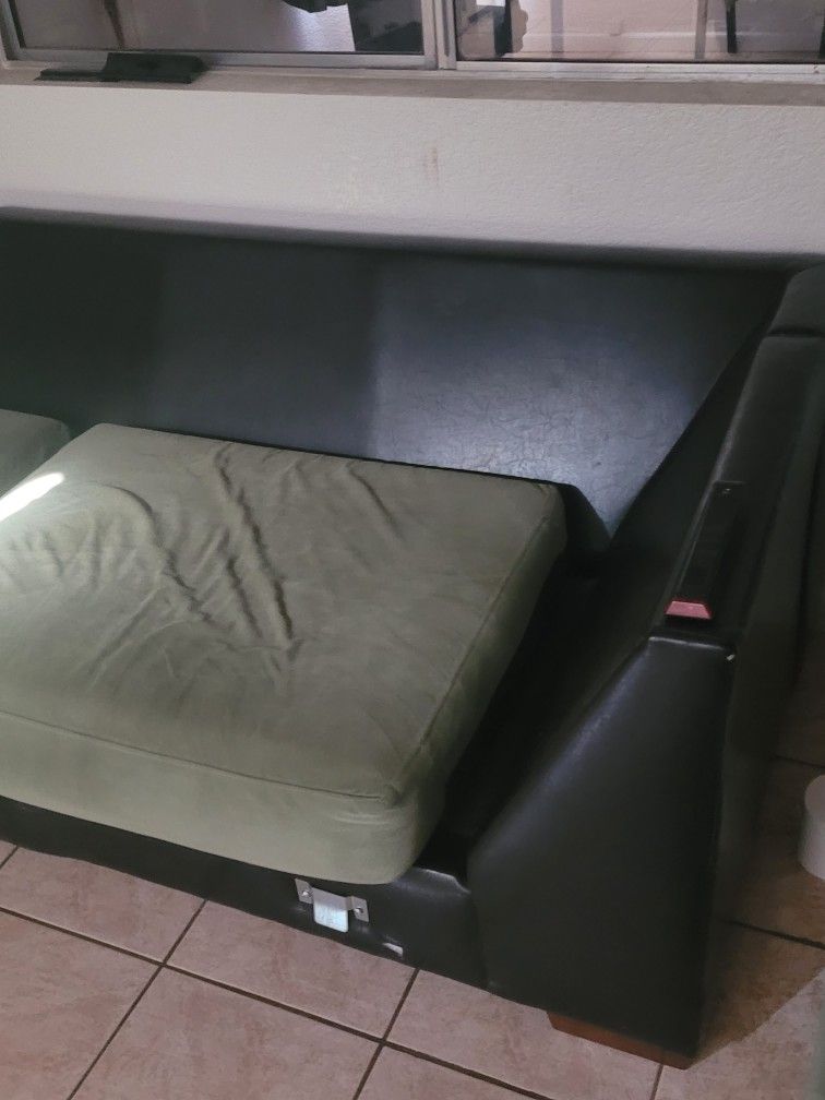 2 pc sectional couch $10