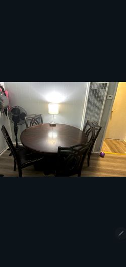 Beautiful round table with 4 chairs
