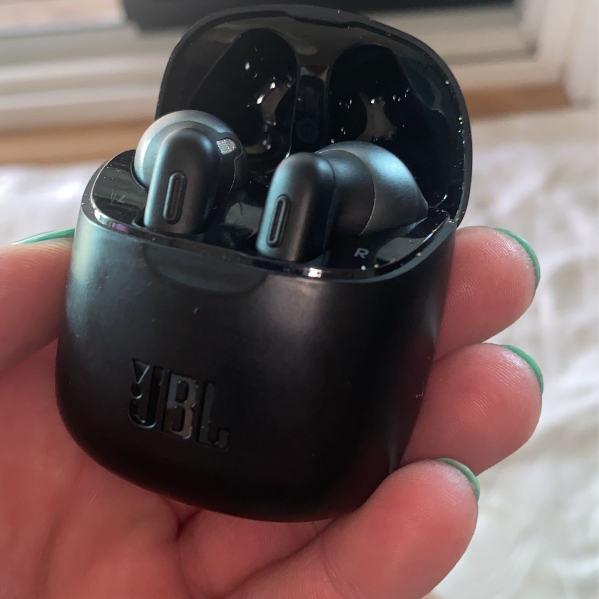 OPENED BOX, BUT NEVER USED! LIKE BRAND NEW! JBL Bluetooth Sweat-proof In-ear Ear Buds W/ Charging/rechargeable  Case