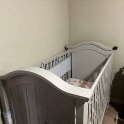 Crib + Mattress + Safety Net 