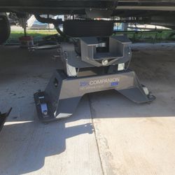 5th Wheel Pin Box And 5th Wheel Hitch Puck System 