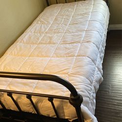 Claritin White Twin Comforter 100% Polyester