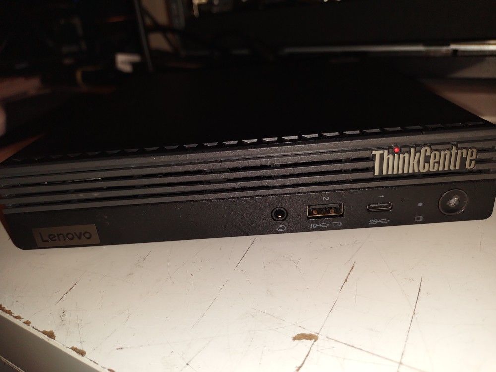 Lenovo ThinkCentre Micro M70q Desktop / i5 10400t