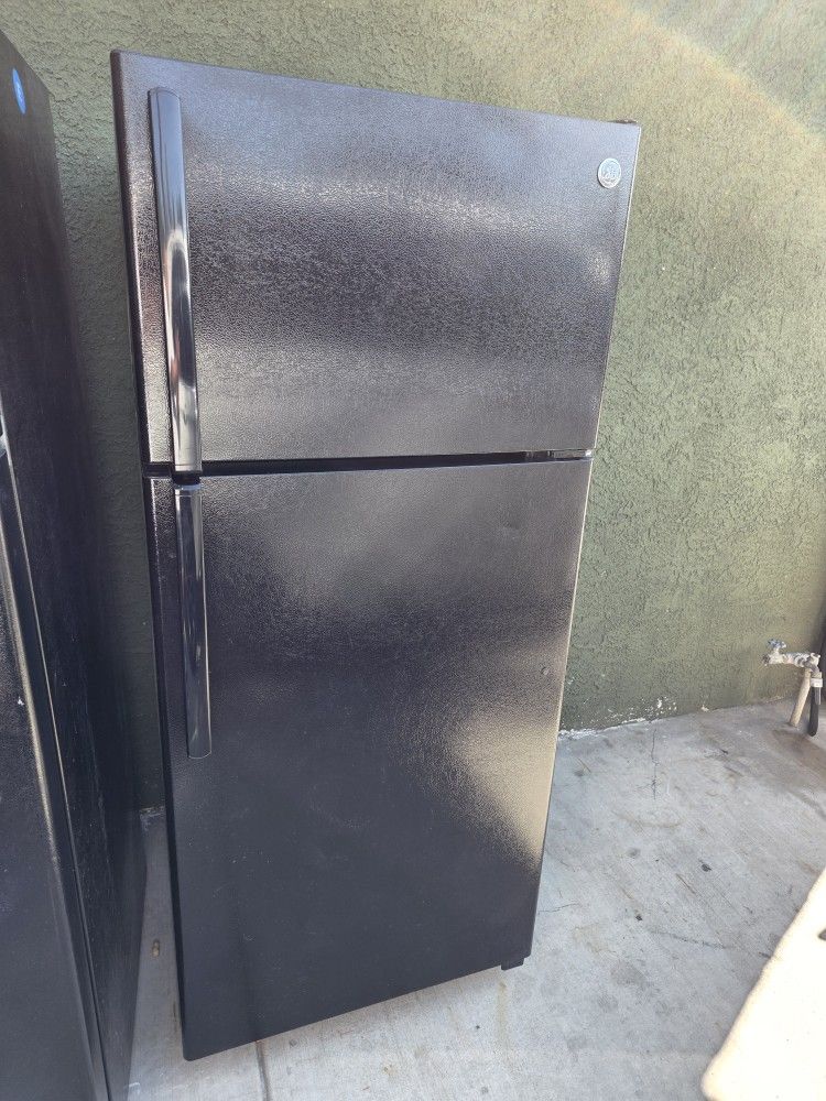 GE Refrigerator/ Freezer