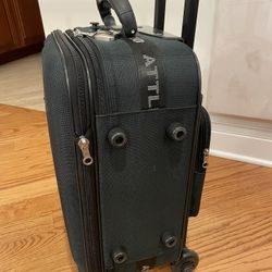 Carry on Green Suitcase. Onboard Luggage