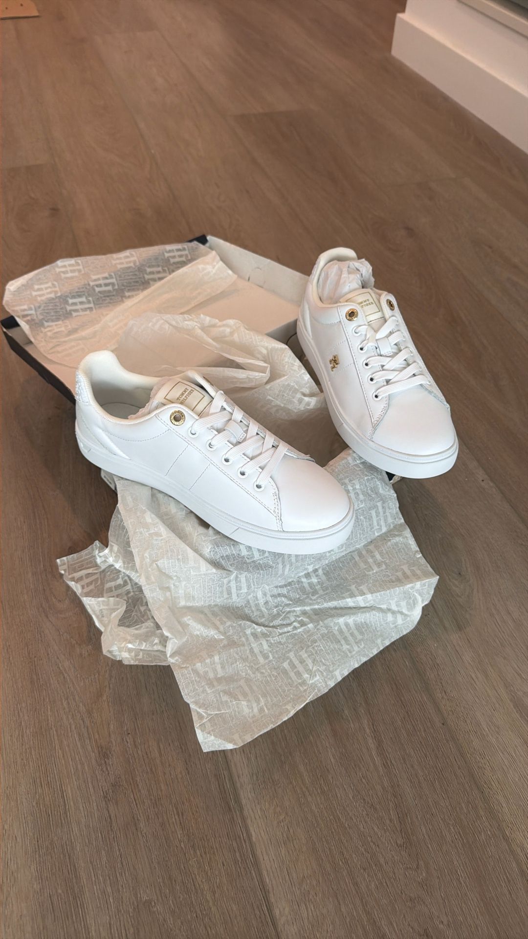 Tommy Hilfiger Leather Court Sneaker Size 7.5