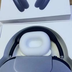 AirPod Maxes 