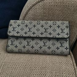 Louis Vuitton Women  Long Wallet