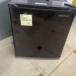 Insignia NS-CF17BK9 1.7 CU FT Reversible Door Mini Fridge - Black