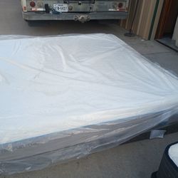 King Tempurpedic Breeze Memory Foam Mattress And Box Spring 