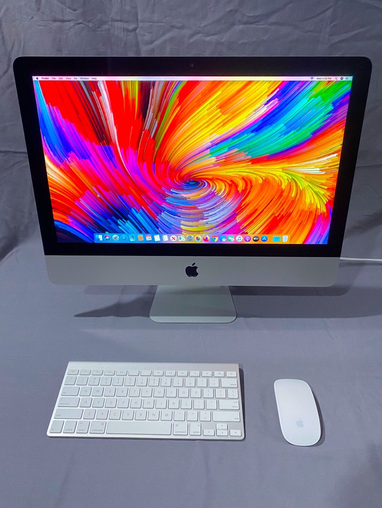Apple iMac All In One Computer Bundle Very Slim And Sleek Nice LOOK GREAT DEAL