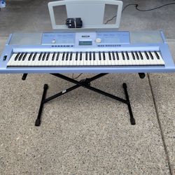 Yamaha DGX-203 Piano