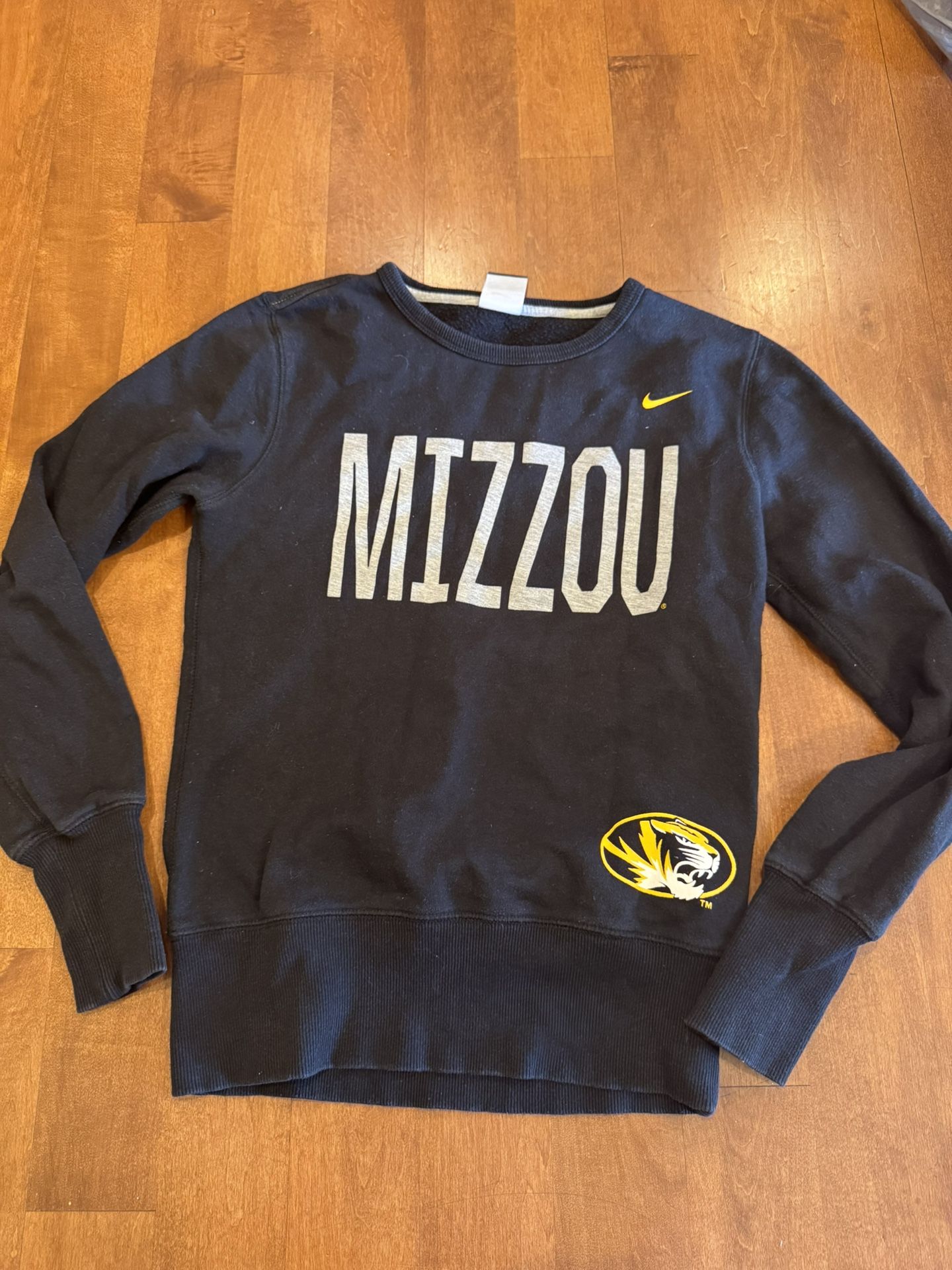 Women’s Nike MU Mizzou sweatshirt, size medium shipping available