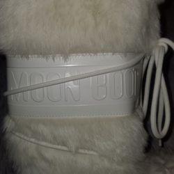 White Moon Boots Size 6