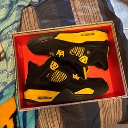 Jordan 4 Thunder