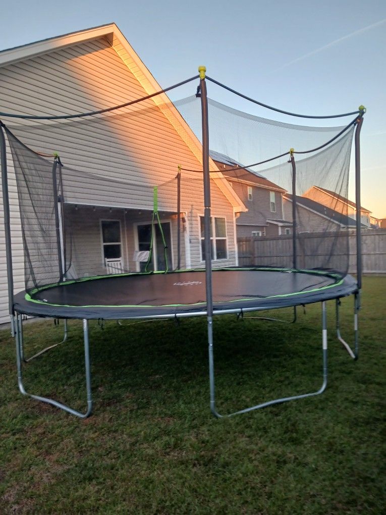14 Foot Round Trampoline With Cage